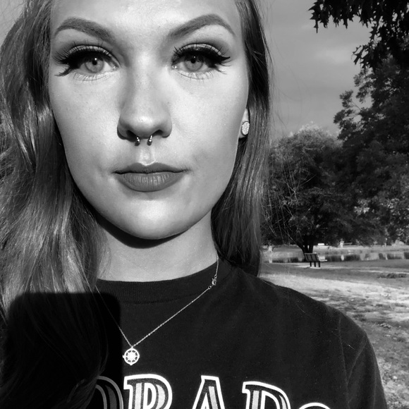 Meet your Posher, Kaitlin - Picture 3 of 4